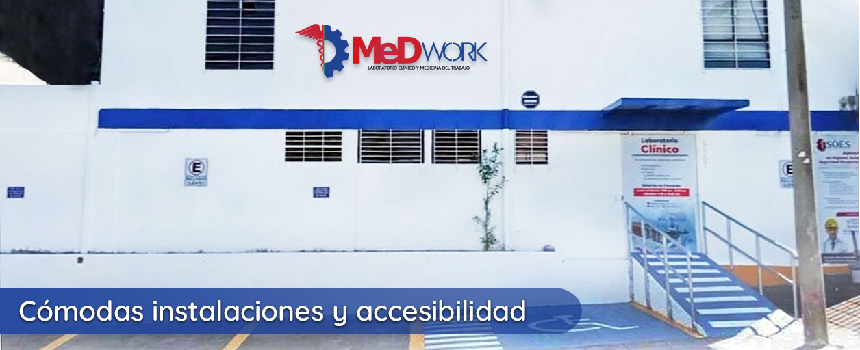 Cómodas instalaciones y accesibilidad. Fachada del laboratorio clínico MedWork con rampa de acceso.