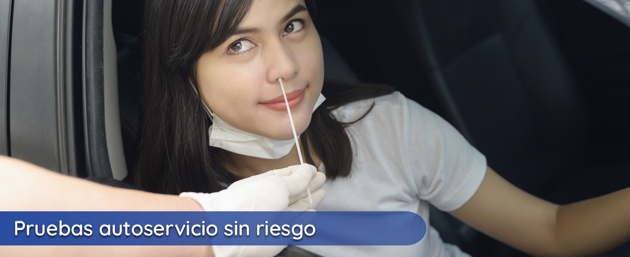Pruebas autoservicio sin riesgo. Toma de muestra a una paciente desde su vehículo.